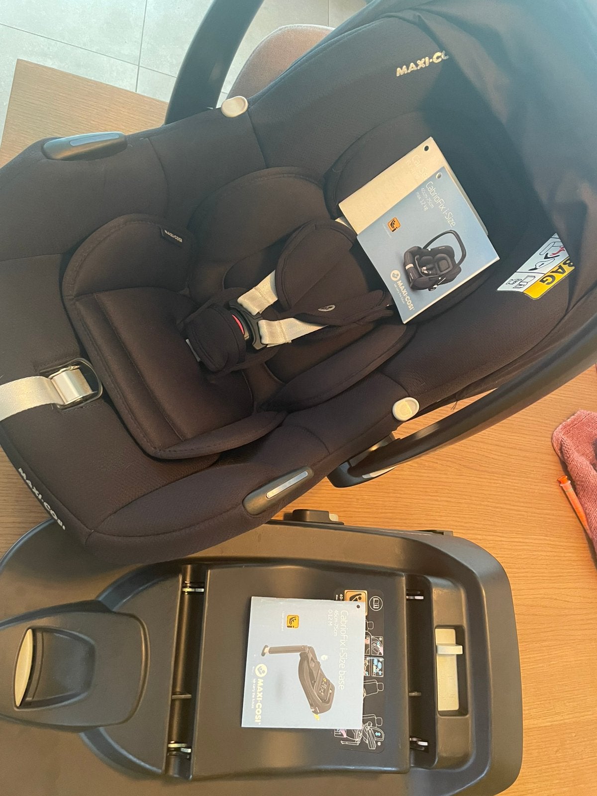 Maxicosi i size cabriofix + base + voetenzak + regenhoes, Kinderen en Baby's, Autostoeltjes, Zo goed als nieuw, Isofix, Ophalen