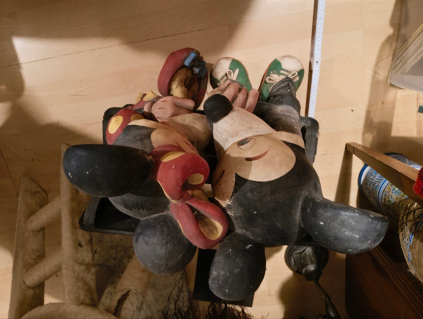Mini en Mickey mouse op houten bankje, Ophalen, Mickey Mouse, Gebruikt, Beeldje of Figuurtje