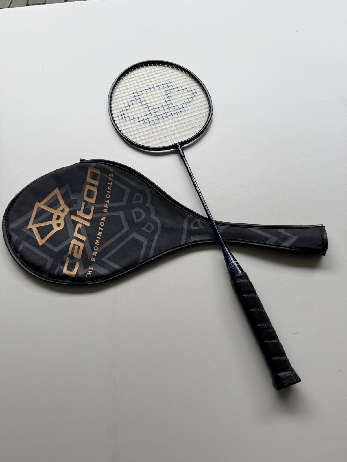 Nieuwstaat Carlton badminton racket met hoesje 20 €, Sports & Fitness, Enlèvement, Comme neuf