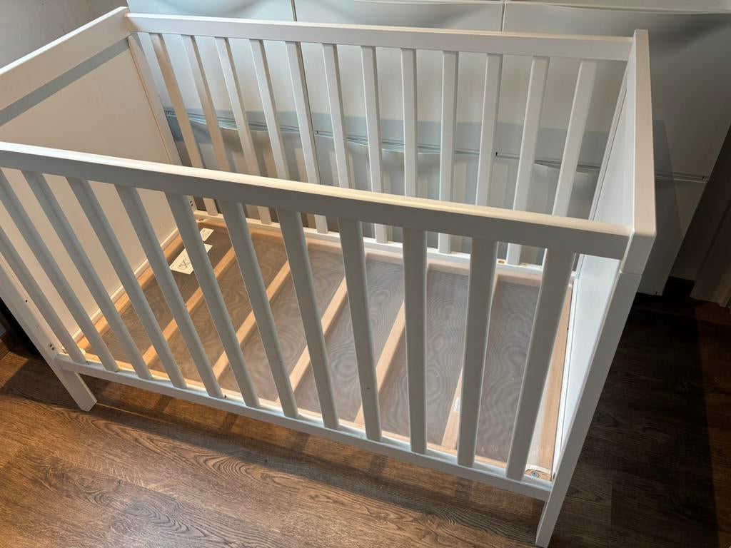 Babybed Ikea Sundvik, Enfants & Bébés, Chambre d'enfant | Lits, Comme neuf, Moins de 140 cm, Moins de 70 cm, Sommier à lattes