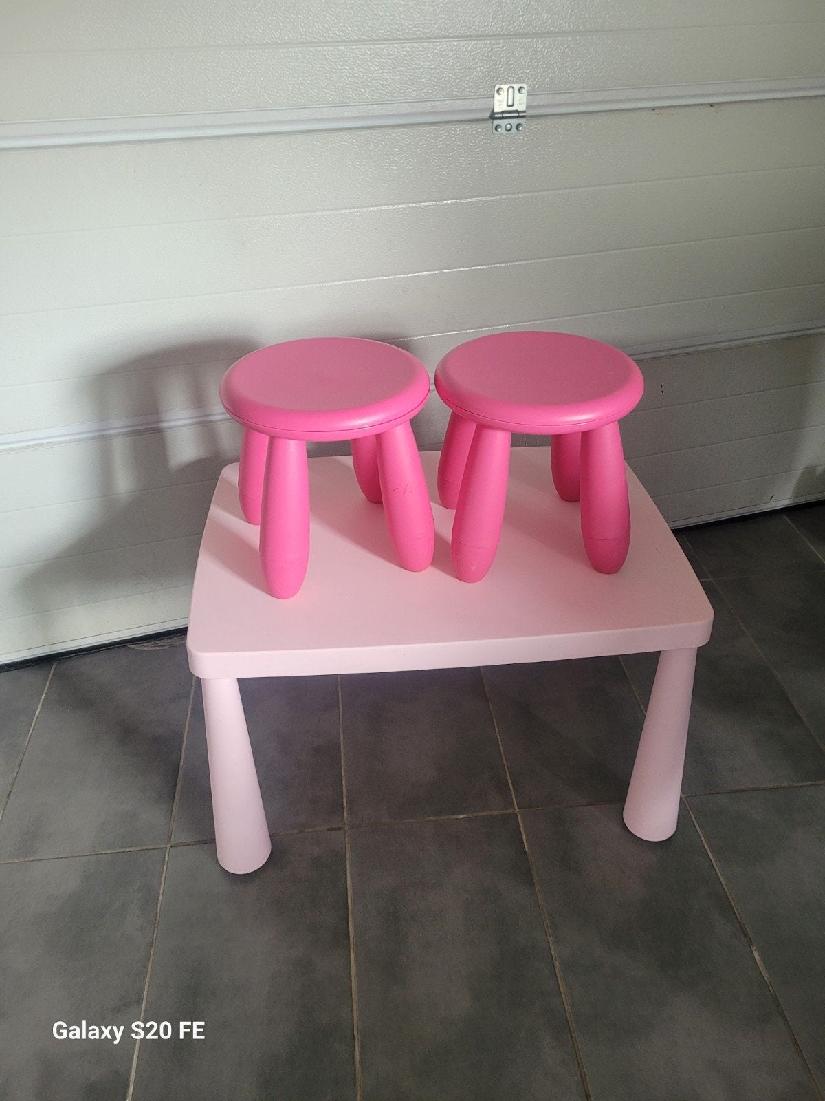 Table & chaises Ikea, Enfants & Bébés, Chambre d'enfant | Tables & Chaises, Enlèvement, Chaise(s)