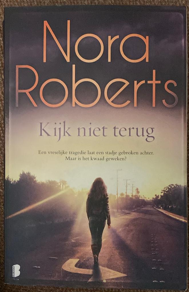 Nora Roberts - Kijk niet terug, Livres, Thrillers, Enlèvement ou Envoi, Nora Roberts