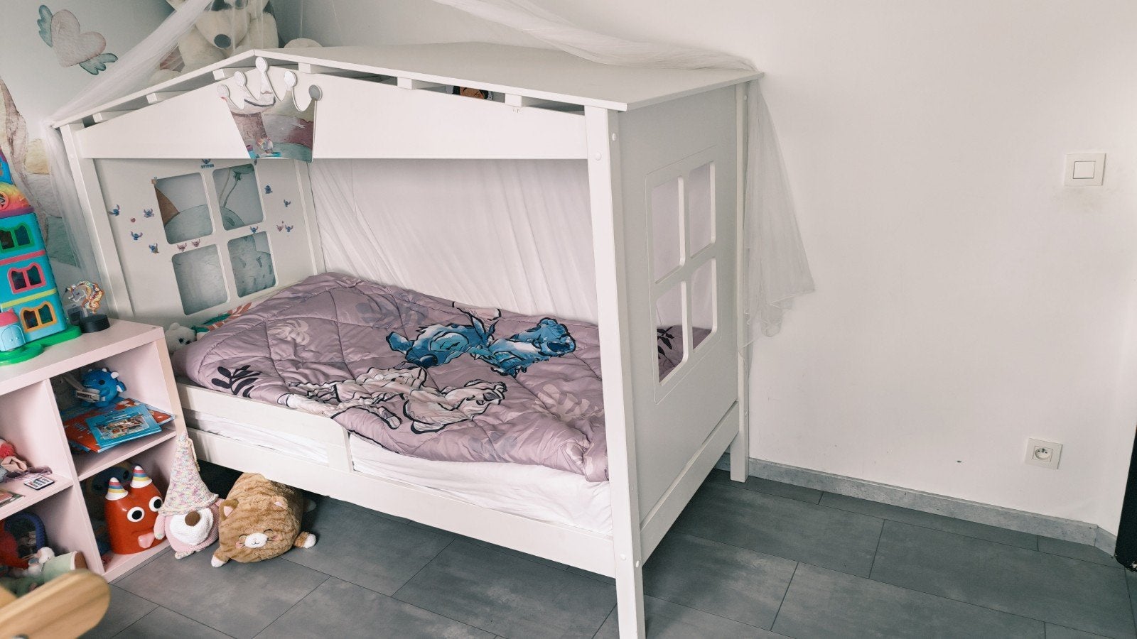 Mooi en stevig kinderhuisbed (wit) – Uitstekende staat!, Ophalen
