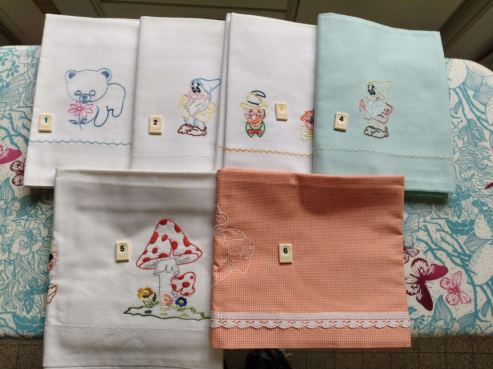 Laken en kussensloop voor kinderbedje, Kinderen en Baby's, Ophalen of Verzenden, Zo goed als nieuw, Geborduurd