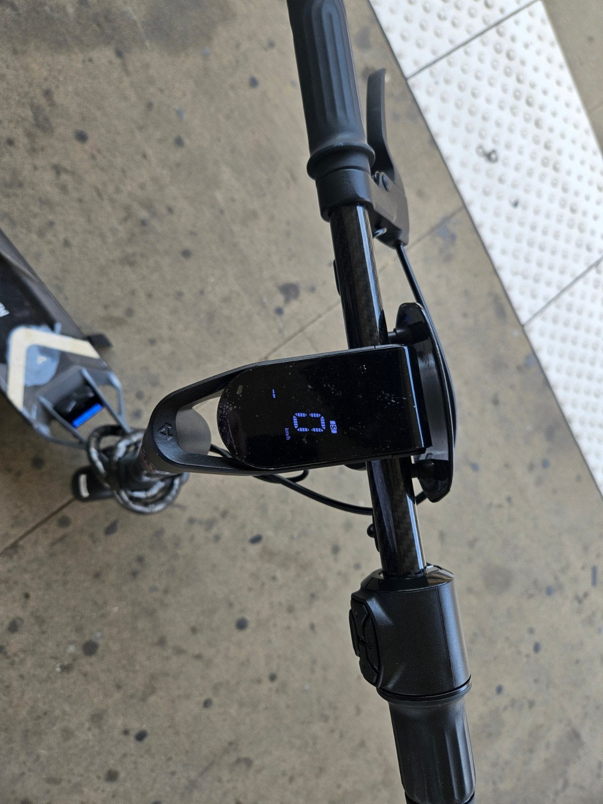 NIU KQi Air Carbon Fiber Electric Scooter – 50 km Range, Fietsen en Brommers, Ophalen of Verzenden, Zo goed als nieuw, Gewone step
