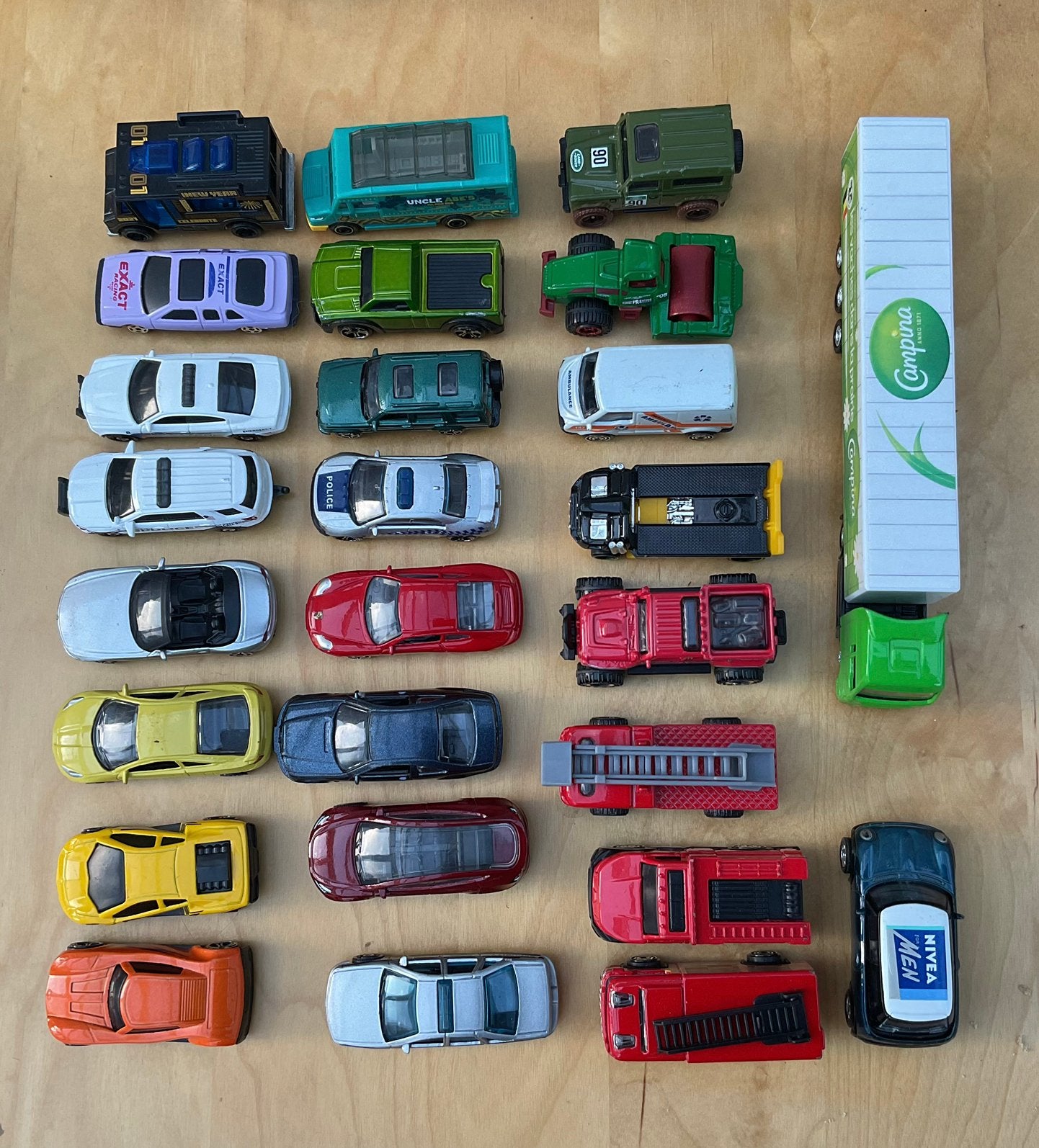 Lot de 26 petites voitures, camions…, Enlèvement, Comme neuf