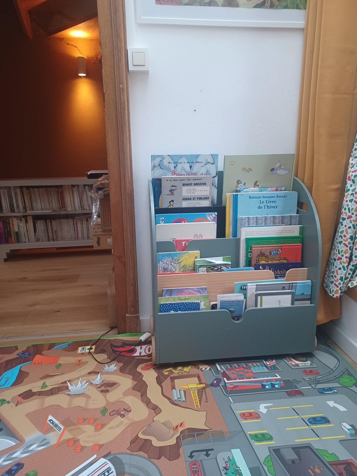 Étagère - Présentoir à livres sur roulettes, Kinderen en Baby's, Ophalen, Zo goed als nieuw, Jongetje of Meisje