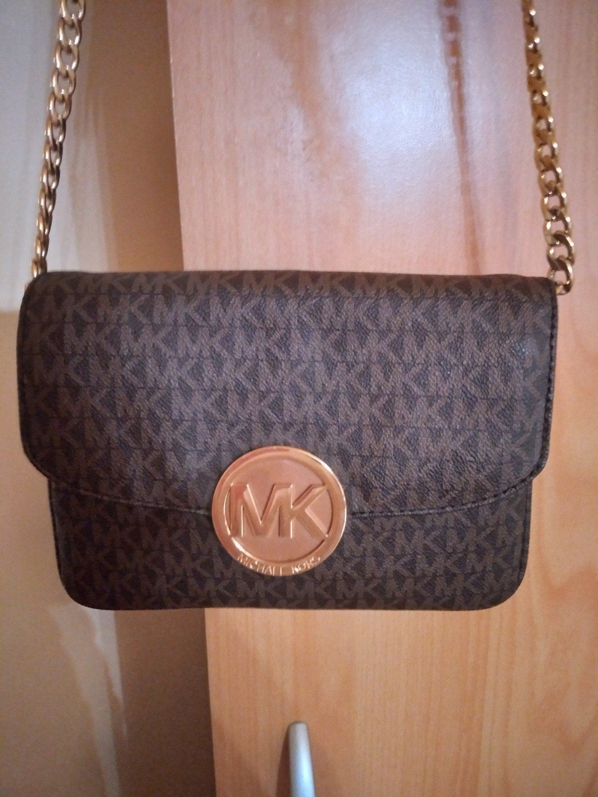 Bruine 'MK' tas van imitatieleer met schouderriem., Handtassen en Accessoires, Ophalen, Nieuw, Bruin, Schoudertasje
