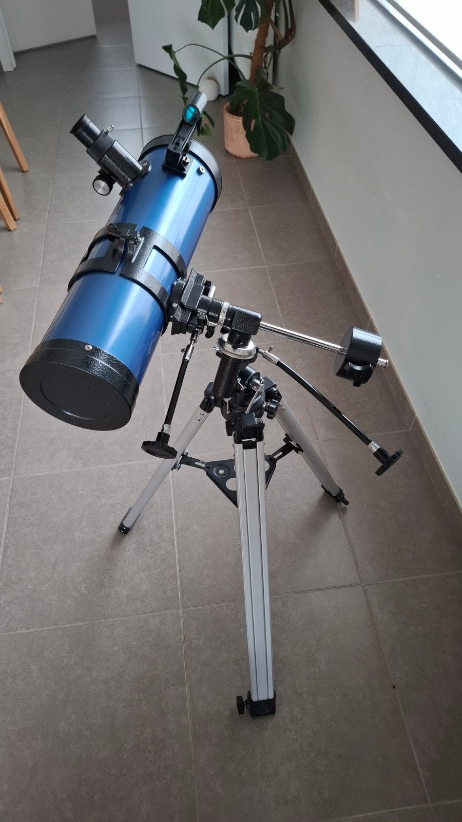 2 telescopen voor €240 Konusmotor 500 en Skywatcher 90 900, Audio, Tv en Foto, Ophalen, Gebruikt, Met statief
