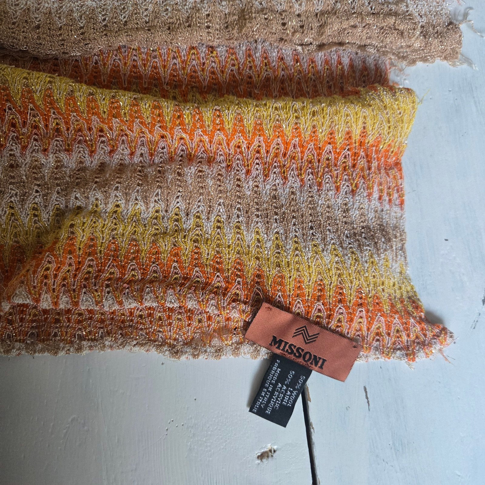 missoni sjaal, Enlèvement ou Envoi, Écharpe