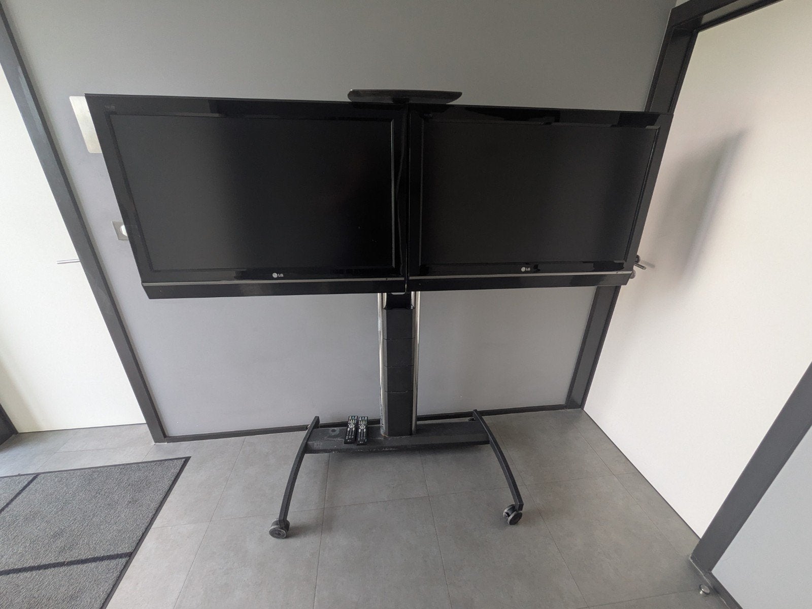 Dubbel 37" scherm op mobiele standaard, Ophalen