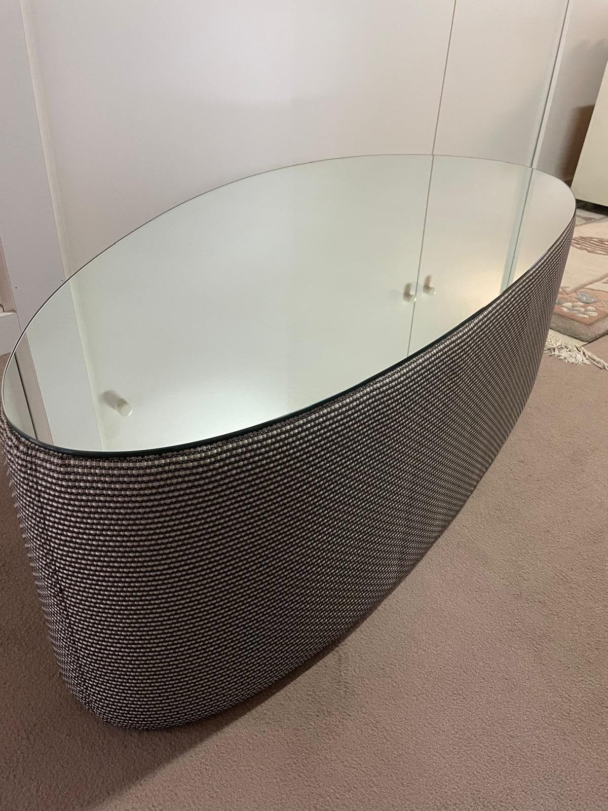 Salontafel in grijze rotan met spiegelblad, Huis en Inrichting, Ophalen, Kunststof, Gebruikt, 50 tot 100 cm