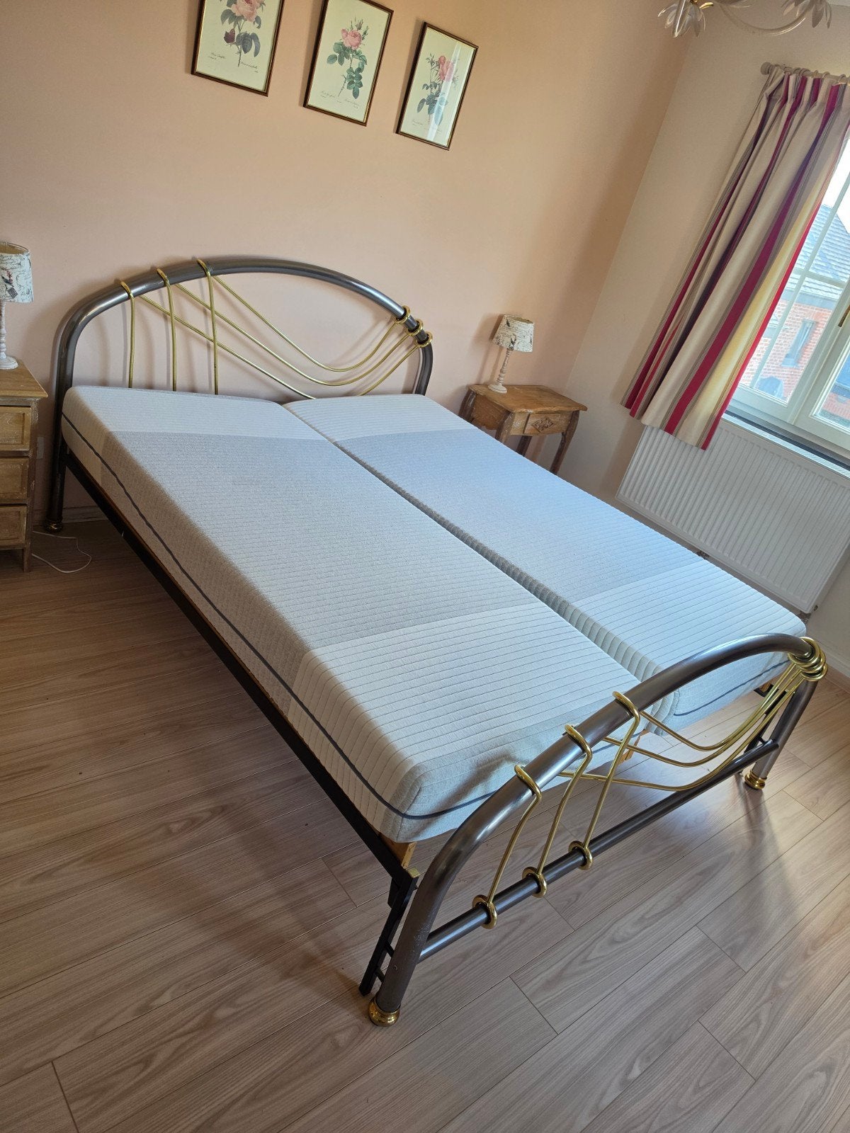 Lit double 160 x 200 avec sommiers  + 2 matelas quasi neufs