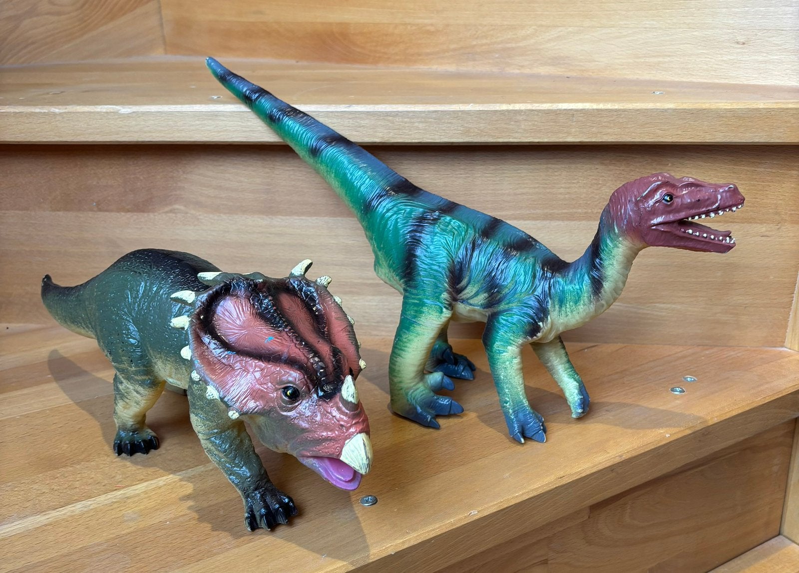 2 dinosaures mou., Enlèvement ou Envoi, Utilisé