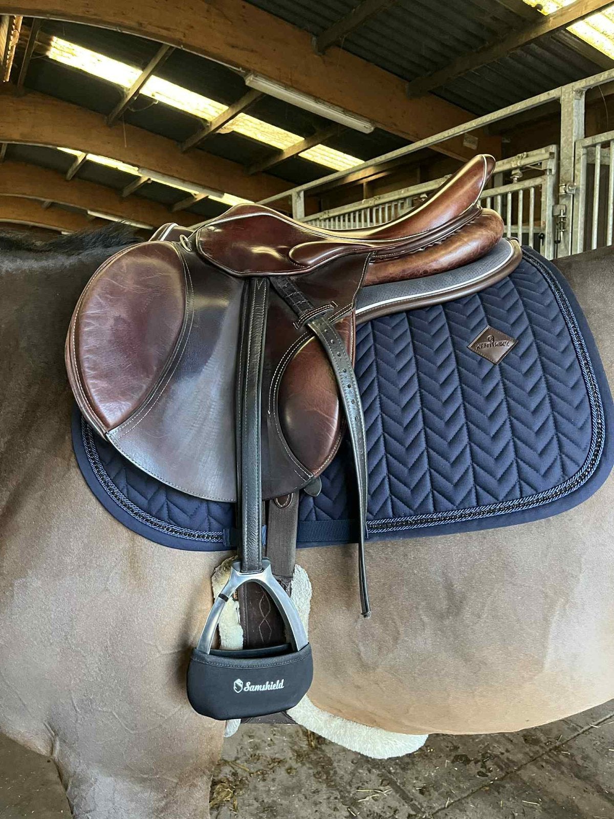 Mooi bruin springzadel LJ 17,5" MW boom, Animaux & Accessoires, Chevaux & Poneys | Selles, Siège semi-creux, Obstacle, L (17.5 pouces)