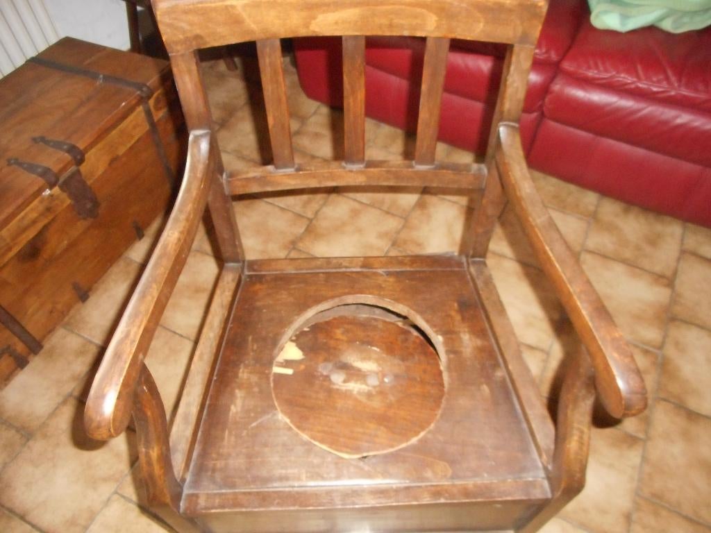 Ancienne chaise percée, Enlèvement