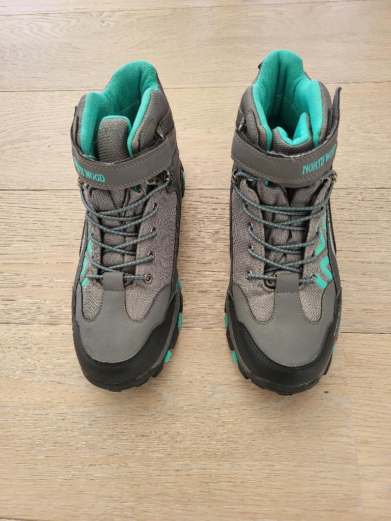 Berg en wandelschoen., Ophalen, Zo goed als nieuw, Schoenen
