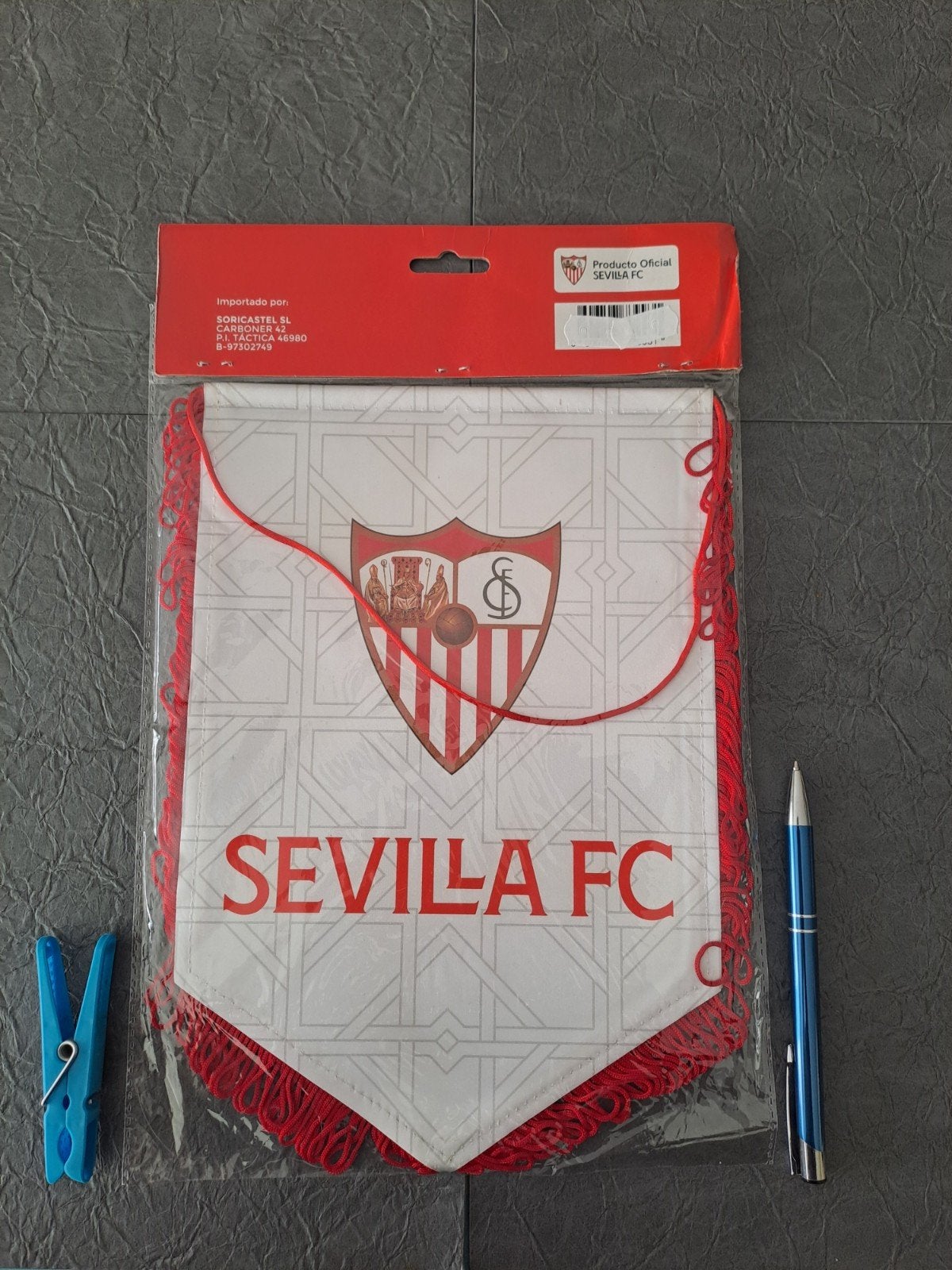 Fanion de football du FC Séville, Enlèvement ou Envoi