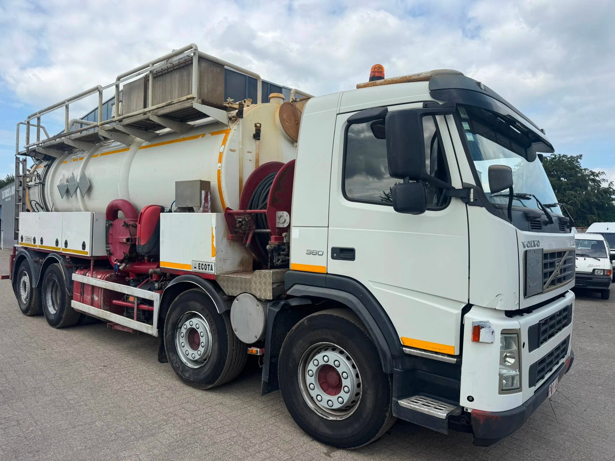 Volvo FM 12.380 *8x2-VACUUMTRUCK-VIDANGEUR-BELGIAN ORIGINE*, Auto's, Vrachtwagens, Wit, Bedrijf, Volvo, 279 kW