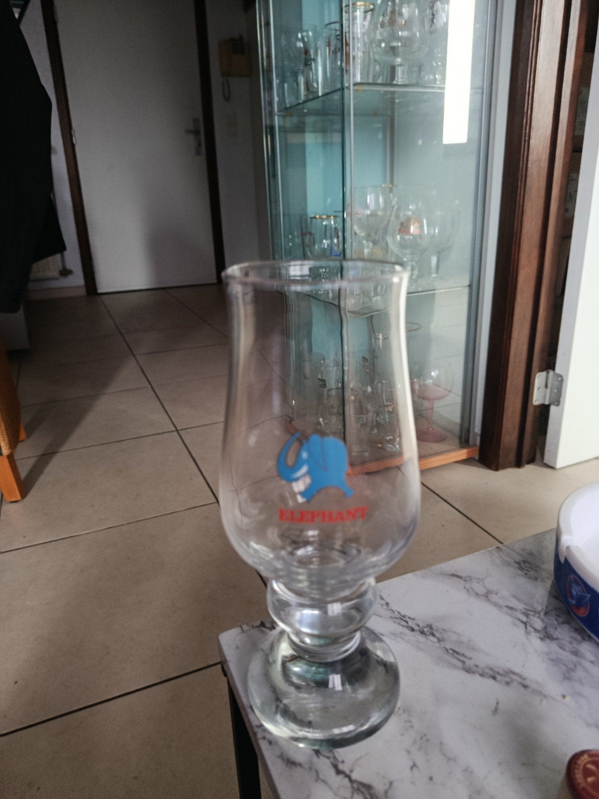 1  verre Éléphant, Collections, Enlèvement
