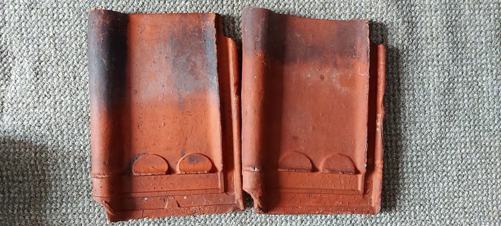 2 heel oude, ongebruikte dakpannen "Sterreberg Courtrai", Doe-het-zelf en Bouw, Dakpannen en Dakbedekking, Ophalen, Steen of Klei