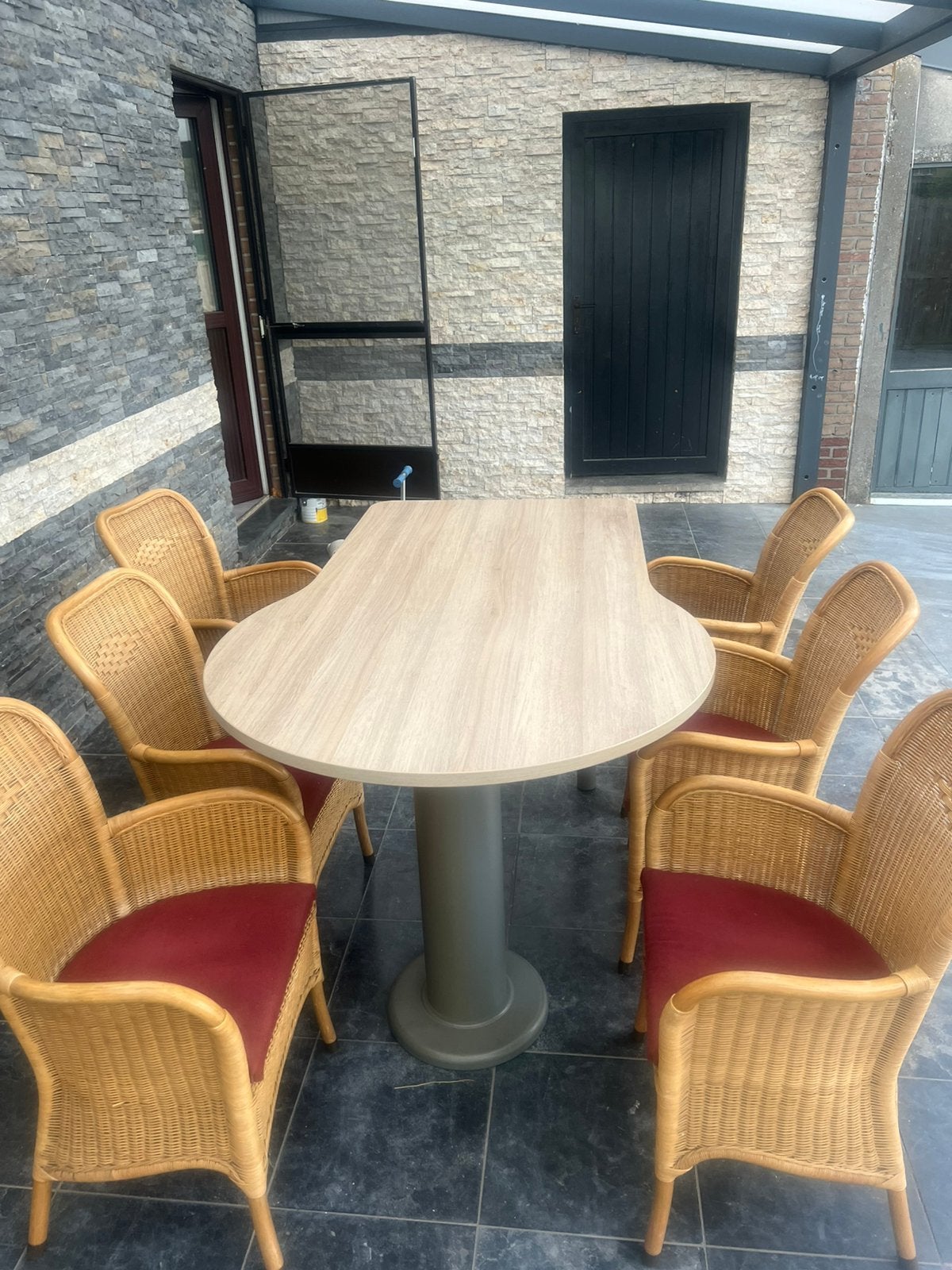 Eettafel met stoelen, Ophalen