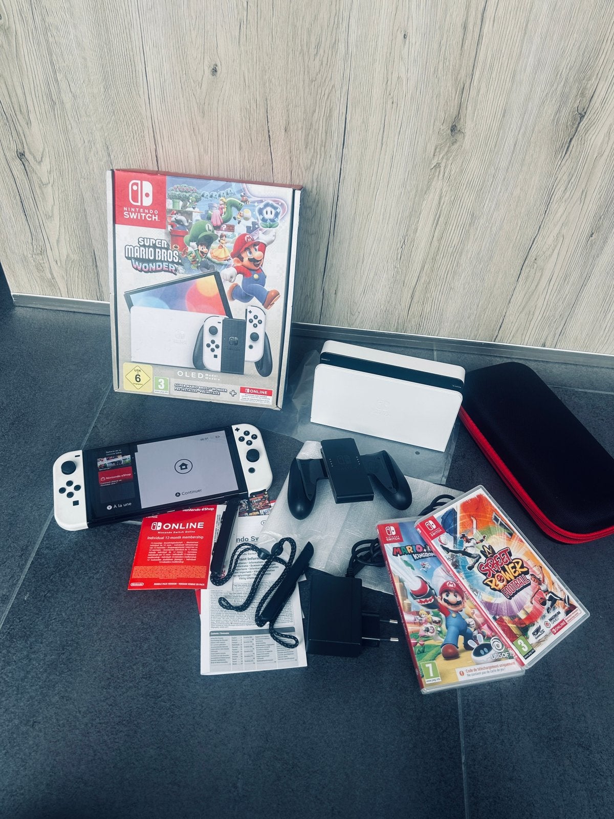 Nintendo Switch OLED Édition Super Mario Bros Wonder + Jeux, Ophalen of Verzenden, Zo goed als nieuw, Rood