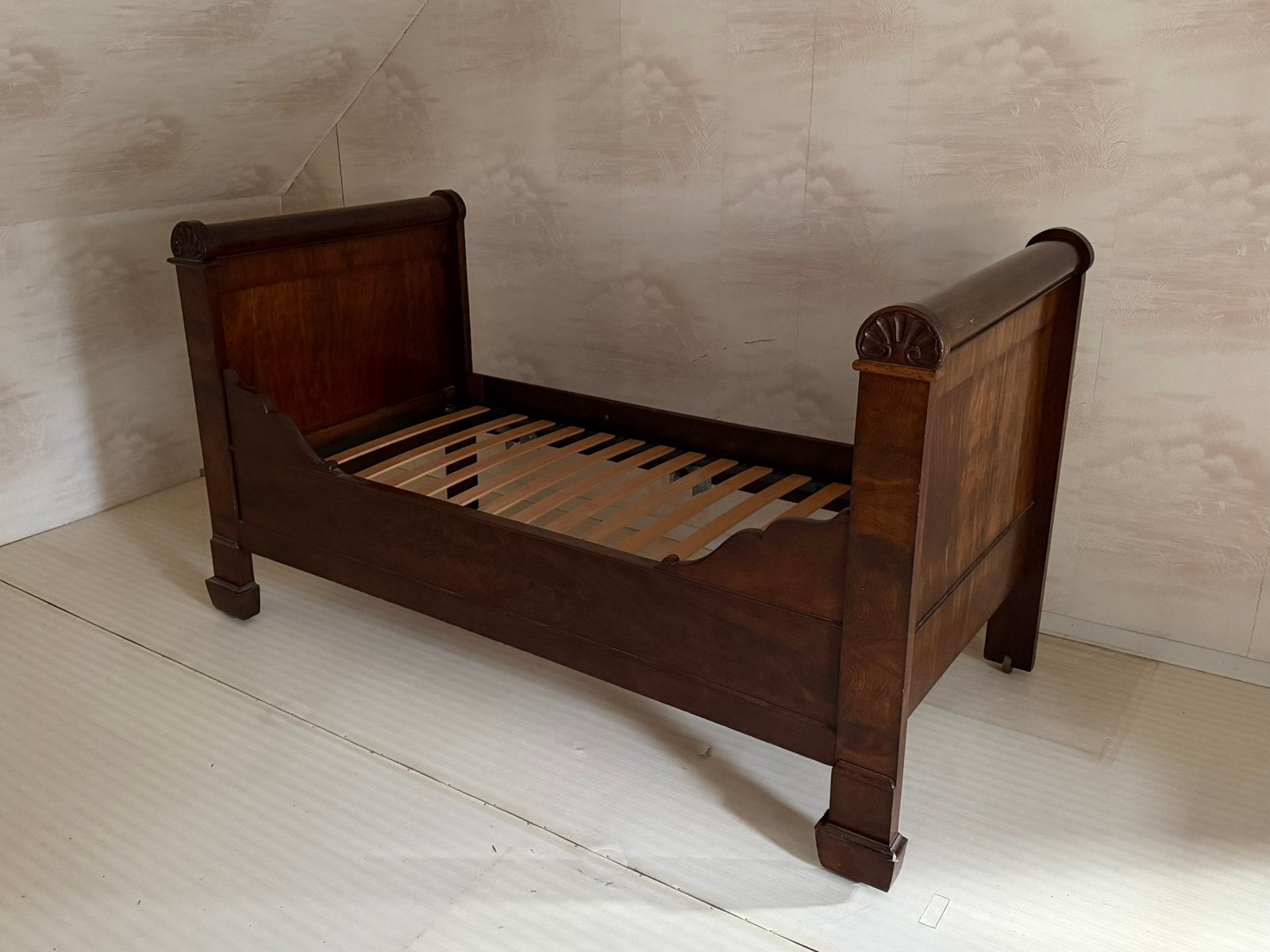 Vintage houten bed met sierlijk houtsnijwerk, Antiek en Kunst, Ophalen