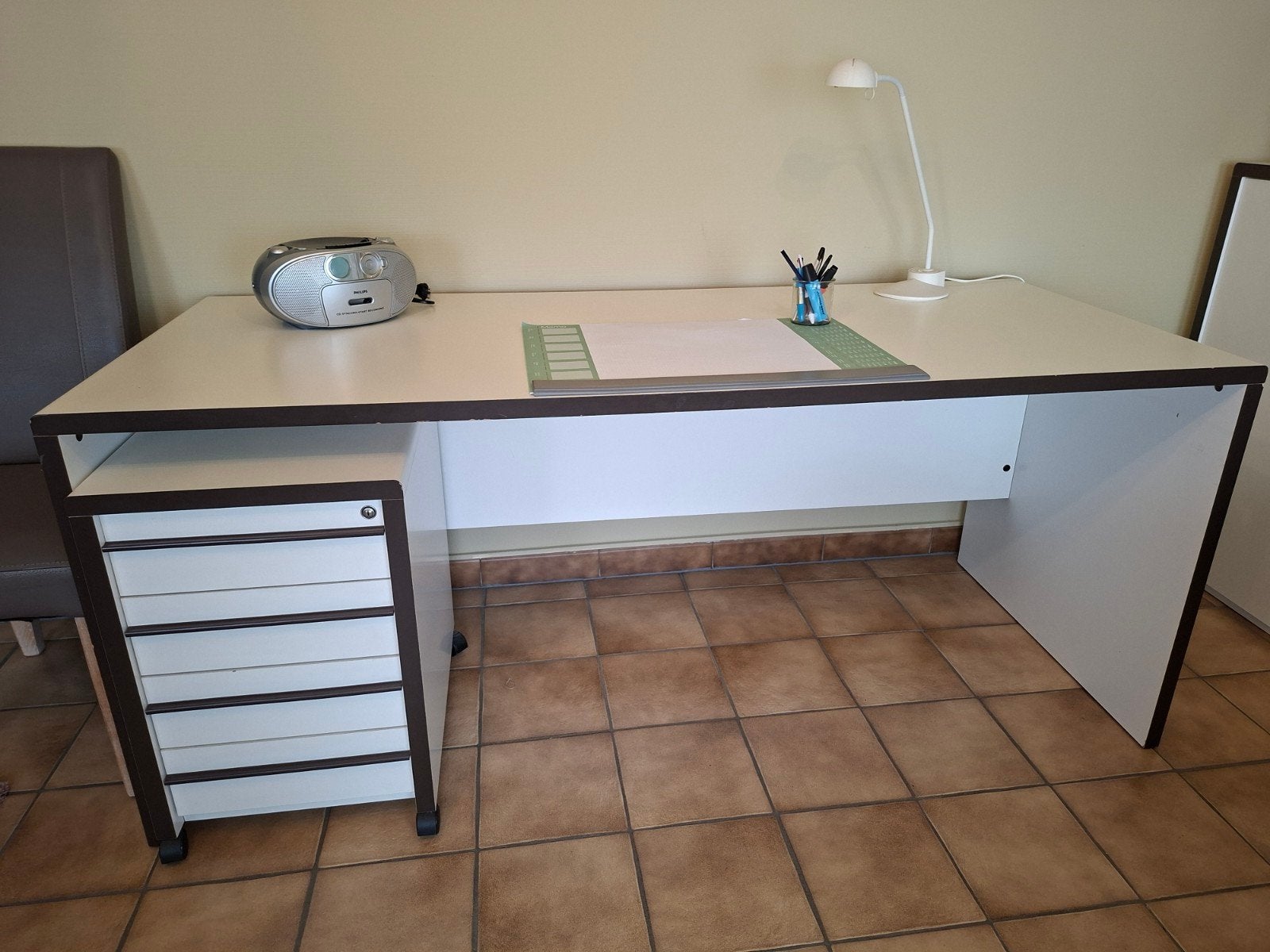 Modern wit bureau met ladeblok, Huis en Inrichting, Bureaus, Modern, Zwart, Ophalen