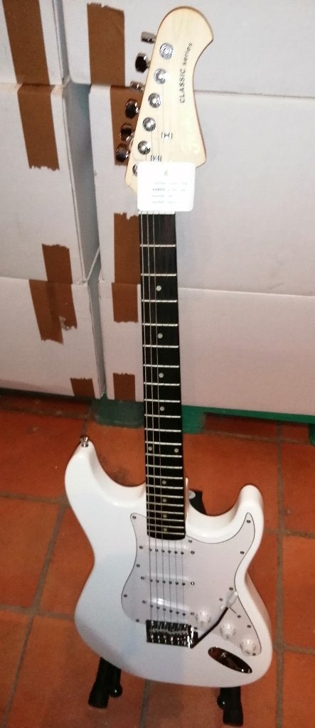 Strat + versterker., Muziek en Instrumenten, Met versterker, Zo goed als nieuw, Solid body, Ophalen
