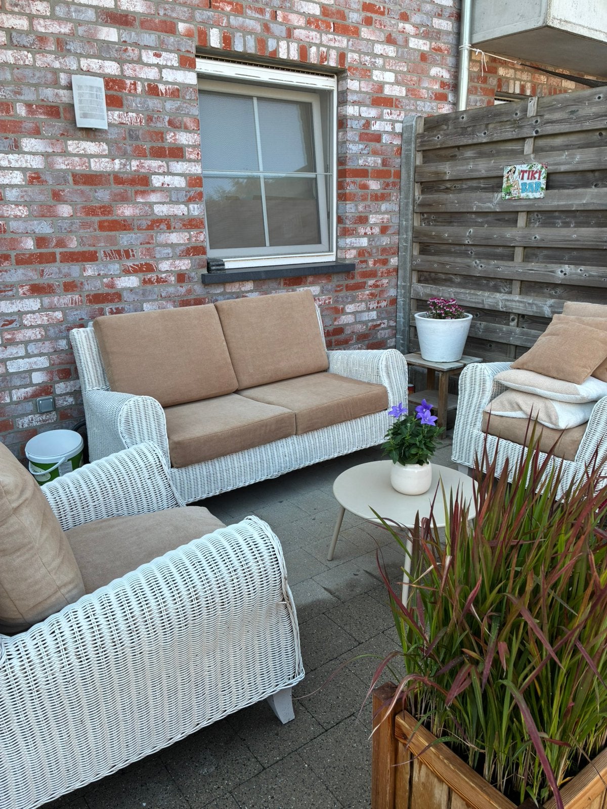 lounge set mee kussen 2 tafeltjes en weerbestendige hoes, Ophalen, Zo goed als nieuw, Hout