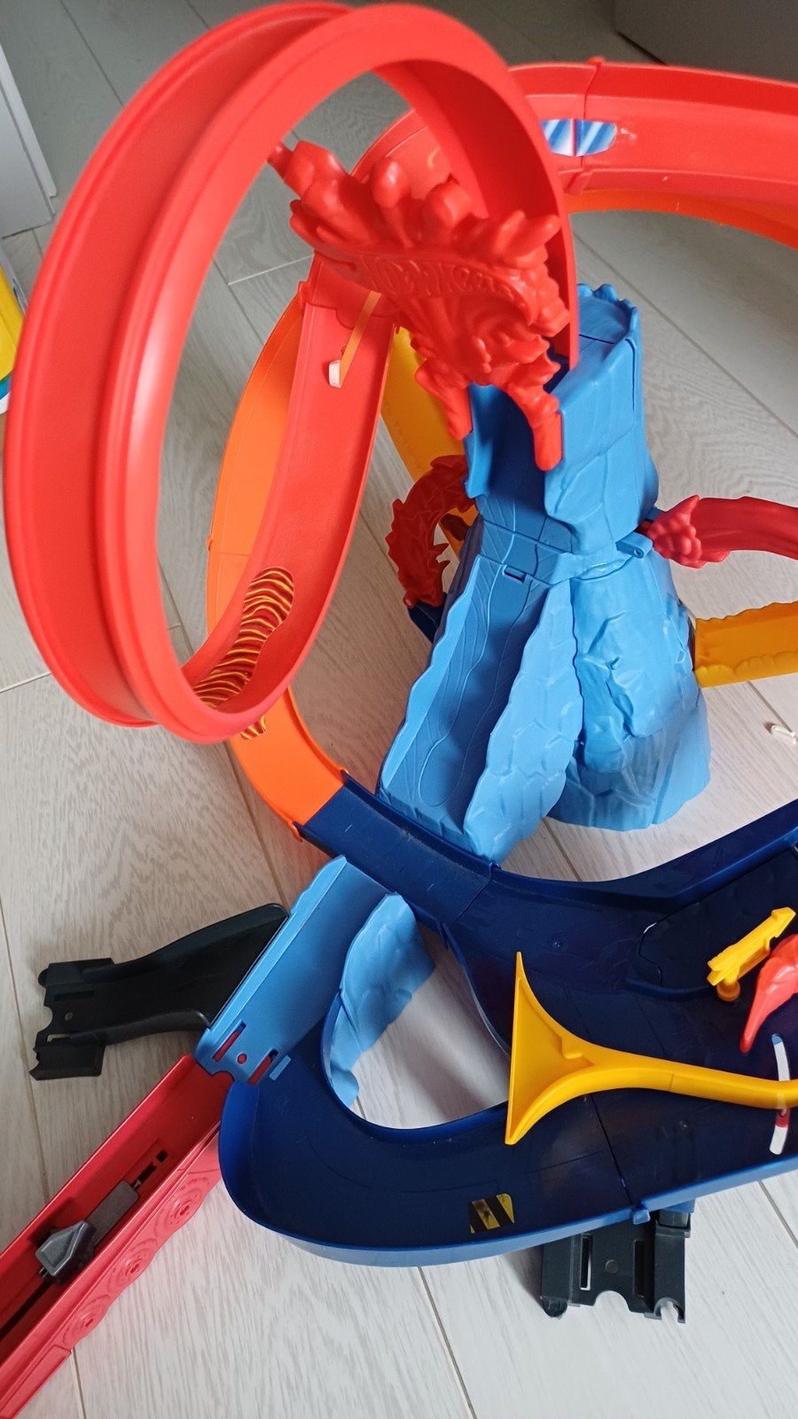 Hot Wheels 2 sets + 25 Hot Wheels auto's in bijpassend opber, Ophalen, Hot Wheels