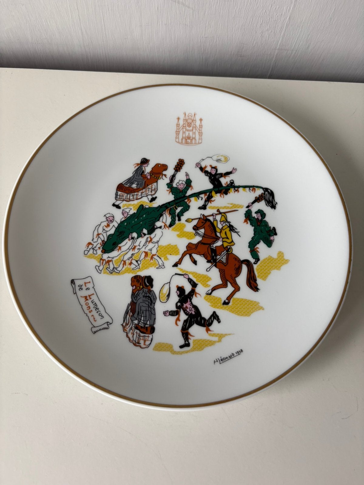 Assiette porcelaine de Limoges « Combat dit Lumeçon, Mons », Enlèvement ou Envoi
