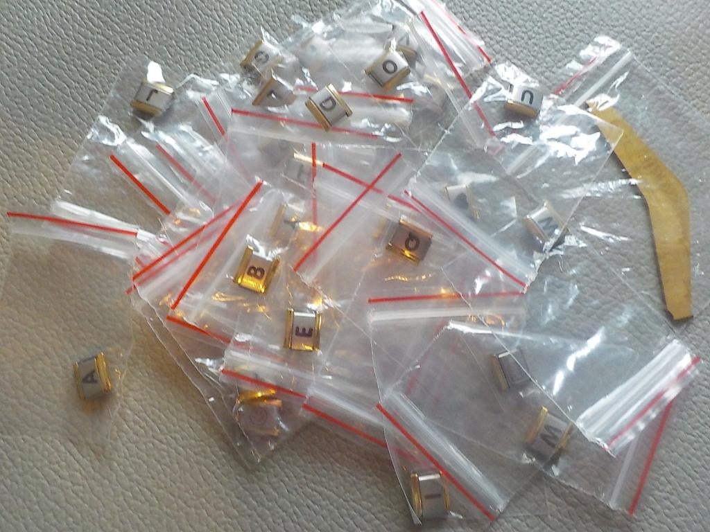 30 Italiaanse Bedels bedelarmband Uberry 9mm A-Z + goud, Handtassen en Accessoires, Armbanden, Staal, Nieuw, Ophalen of Verzenden
