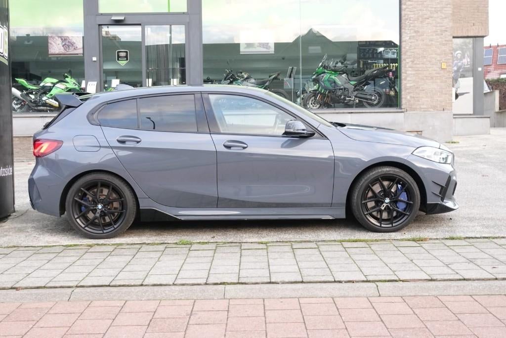 BMW M135i Xdrive, Auto's, Automaat, Navigatiesysteem, Bedrijf, Zilver of Grijs