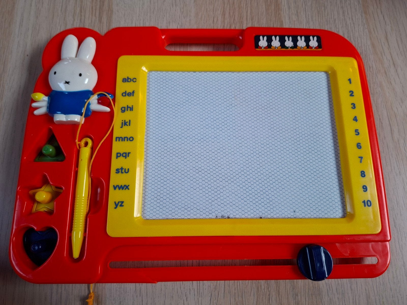 tableau d'écriture Miffy, Enlèvement