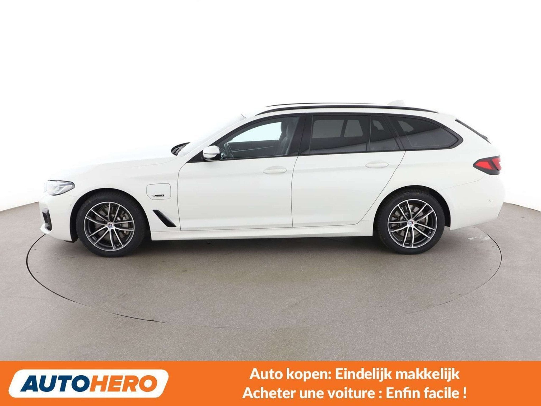 BMW 5 Serie 530 530e M Sport (bj 2022, automaat), Achterwielaandrijving, Wit, Leder, Elektrisch