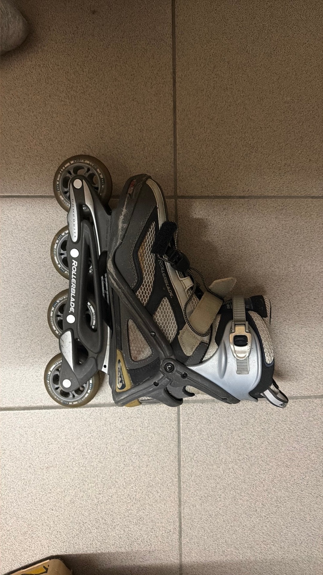Skeelers maat 41. Grijze kleur, Sport en Fitness, Overige merken, Gebruikt, Ophalen of Verzenden, Inline skates 4 wielen
