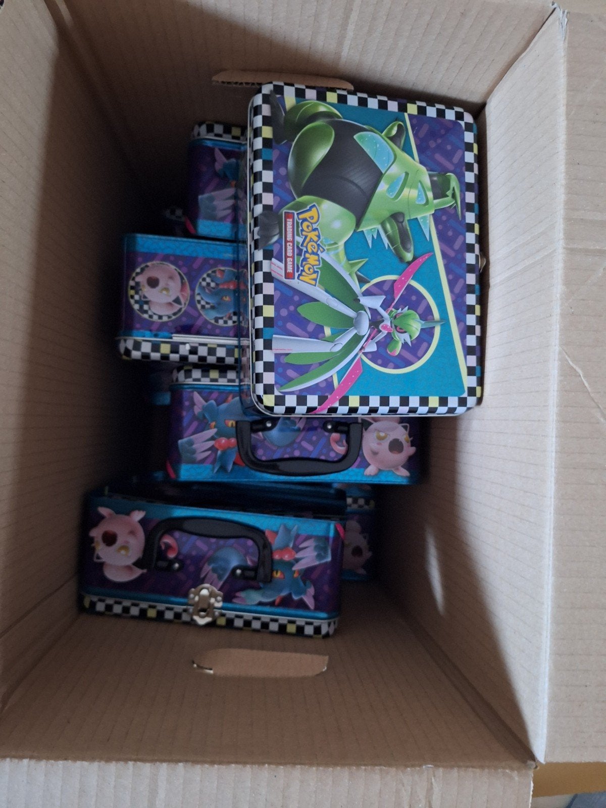 pokemon lege tin, Hobby en Vrije tijd, Ophalen of Verzenden