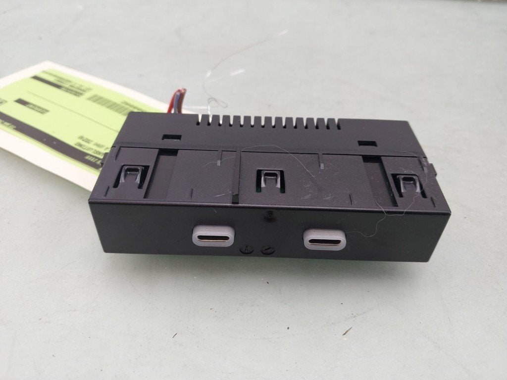 AUX/USB POORT Skoda Scala (01-2019/-) (|657035700|), Gebruikt, Info@skoda-auto.de, Skoda, Max-Planck-Straße  3-5
64331  Weiterstadt, DE