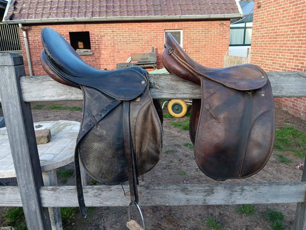 2 oude zadels, Animaux & Accessoires, Chevaux & Poneys | Selles, Enlèvement
