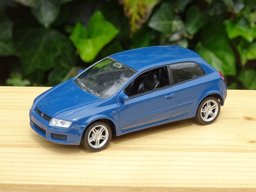 2002 Fiat Stilo - 1/43, Hobby & Loisirs créatifs, Enlèvement ou Envoi, Comme neuf, Voiture, Norev