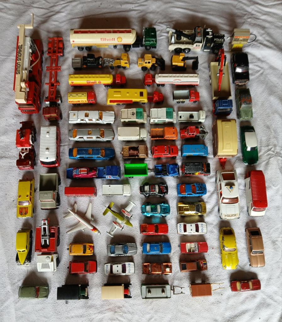 Lot de 70 petites voitures anciennes, Enlèvement