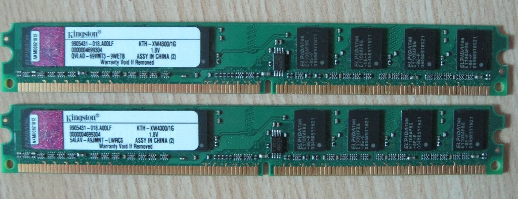 2 stuks KINGSTON XW4300  DDR2  667 Mhz   1Gb, Computers en Software, RAM geheugen, Ophalen of Verzenden, DDR2, Desktop, Gebruikt