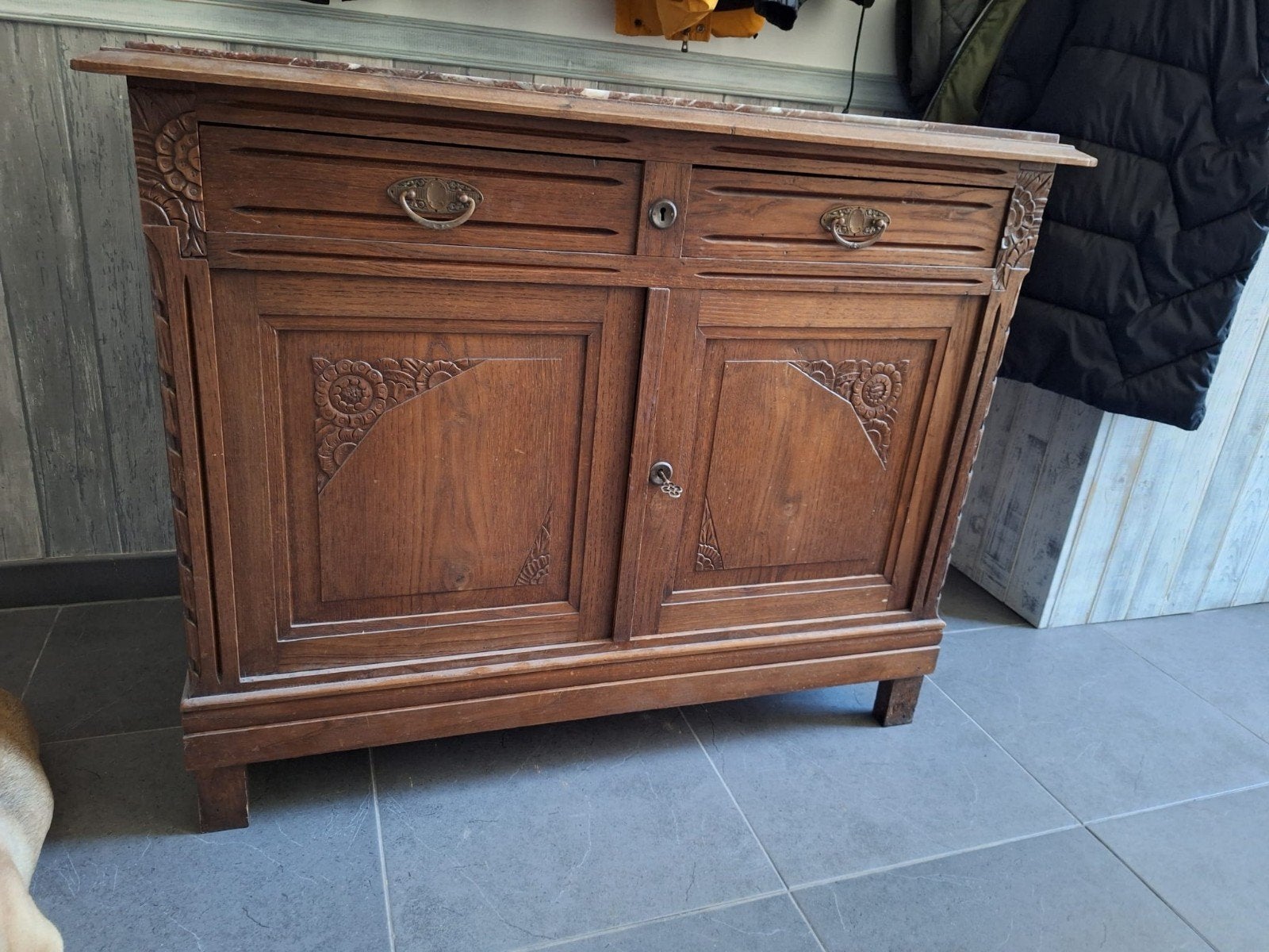 eiken kast (commode) met houtsnijwerk, Ophalen