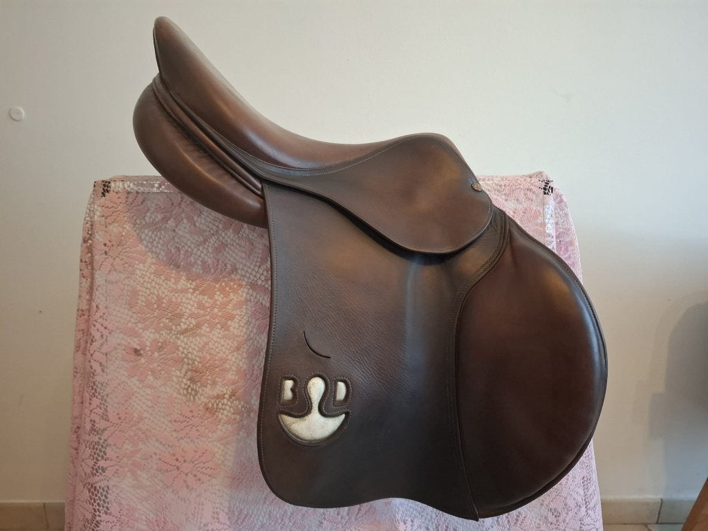Bruno Delgrange springzadel 17,5 inch uit 2022!, Animaux & Accessoires, Chevaux & Poneys | Selles, Comme neuf, Obstacle, Autres marques