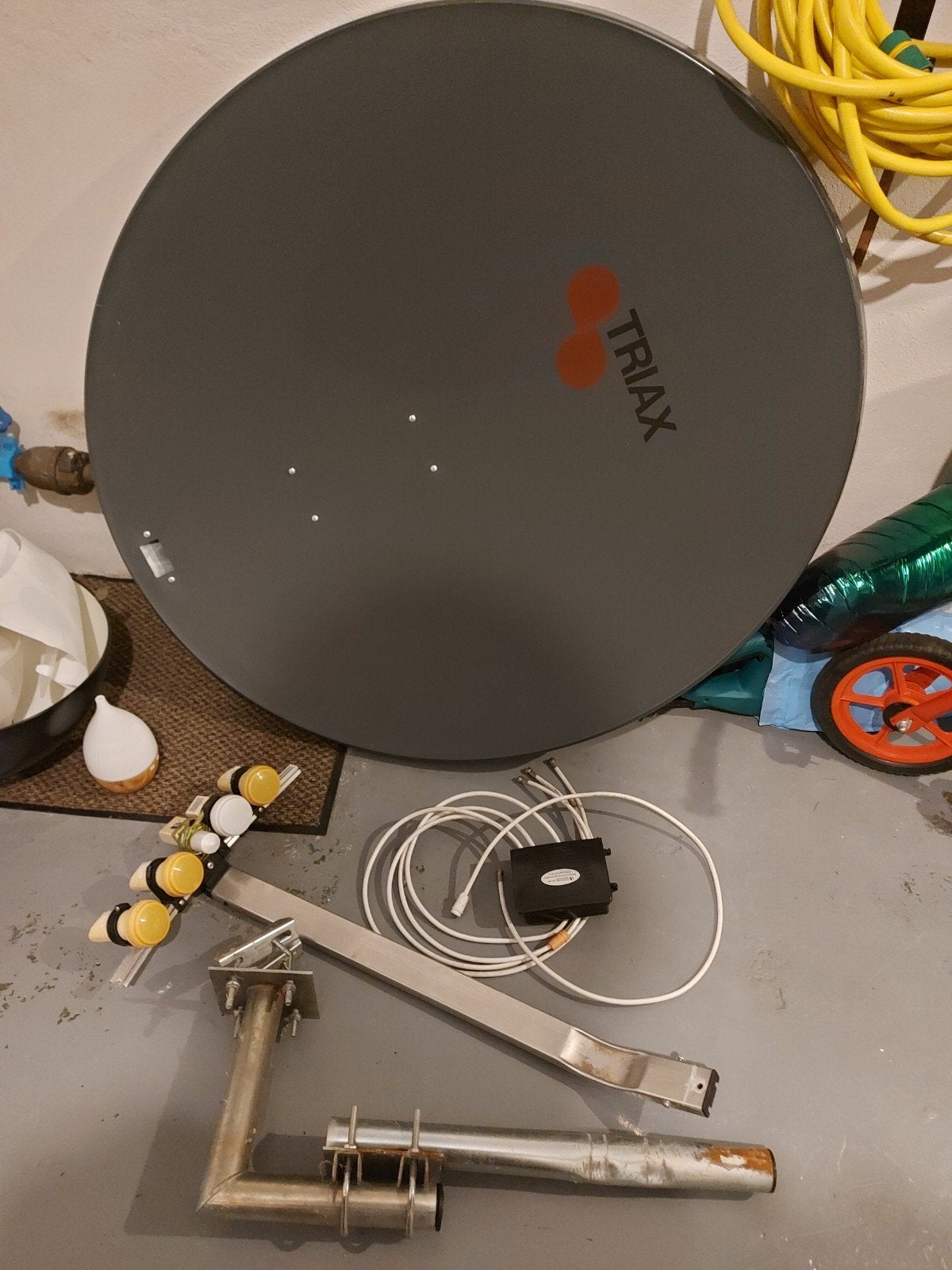 schotelantenne nieuwstaat met 5 koppen en draagarm, TV, Hi-fi & Vidéo, Enlèvement, Comme neuf, Antenne (parabolique)