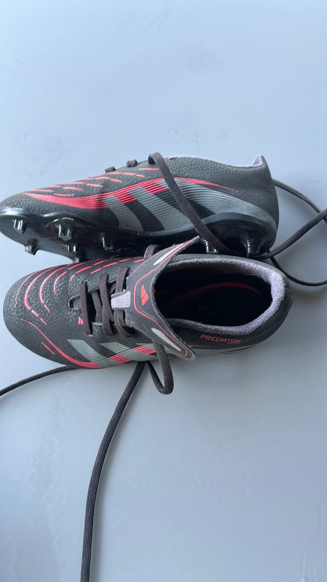 Chaussures de foot adidas très peu servie (3matchs), Sports & Fitness, Enlèvement ou Envoi, Comme neuf, Chaussures
