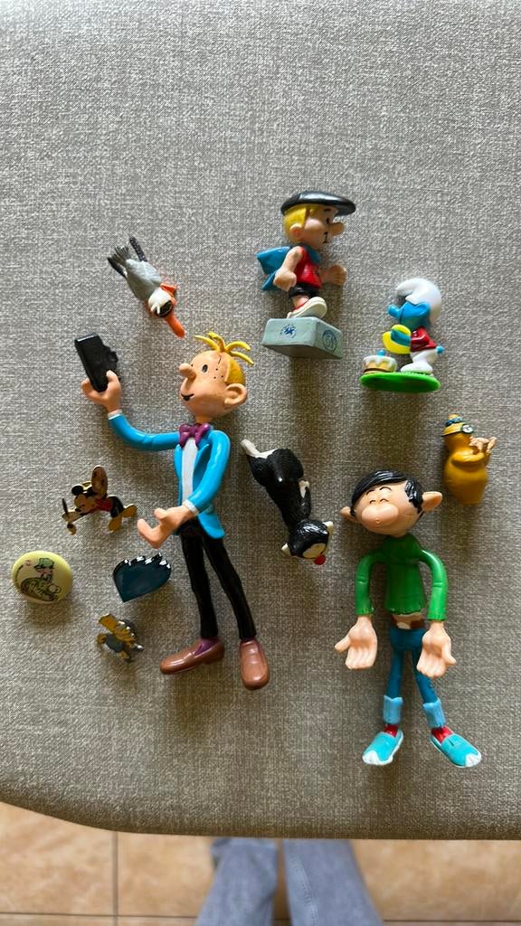 Ensemble de figurines et pins, Enlèvement ou Envoi, Comme neuf