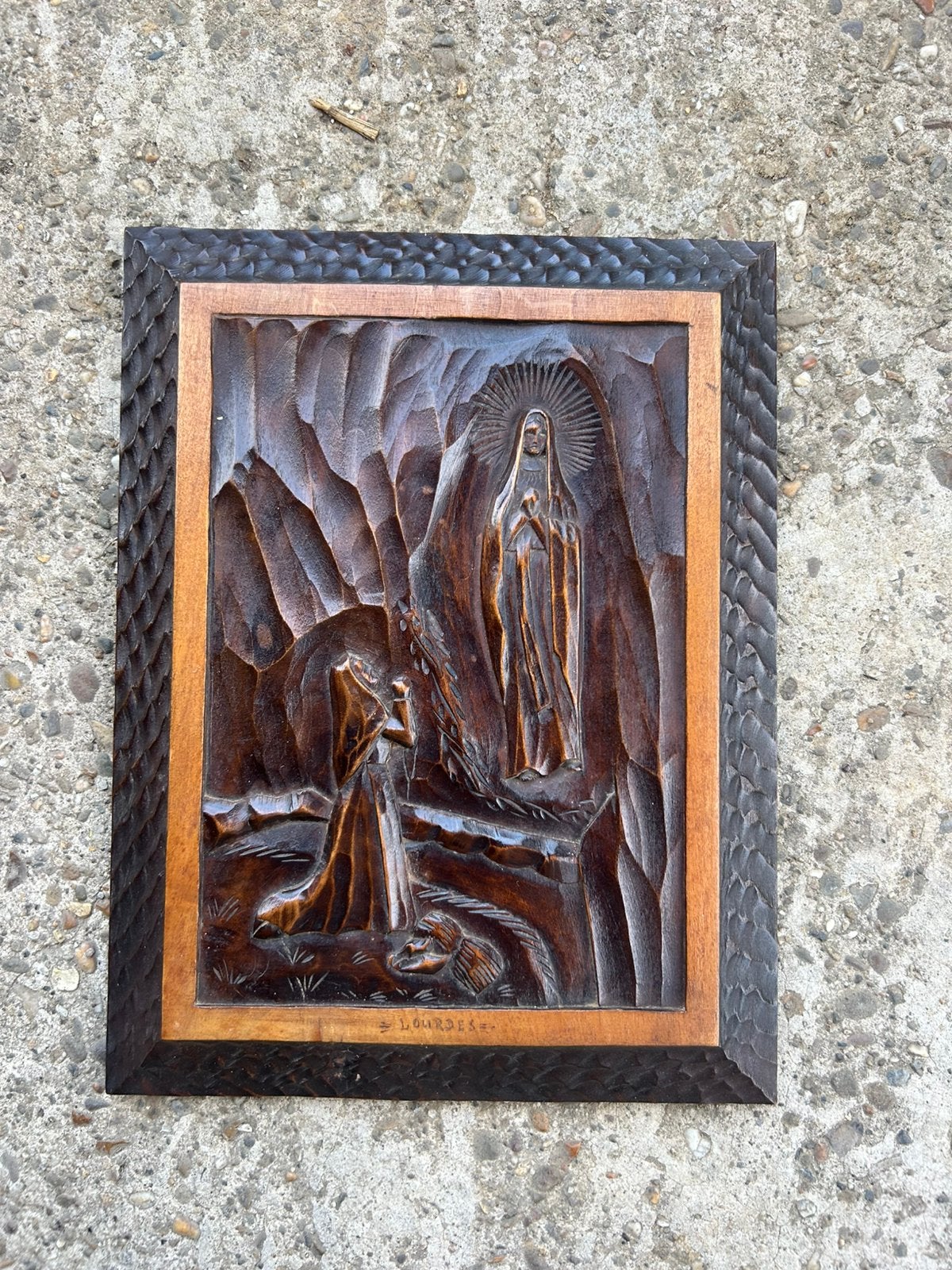 Ancien cadre en bois sculpté – Notre-Dame de Lourdes, Enlèvement ou Envoi